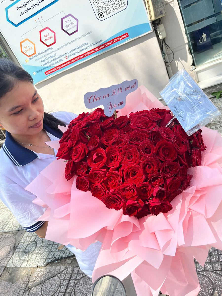 Bó hoa đỏ hình trái tim