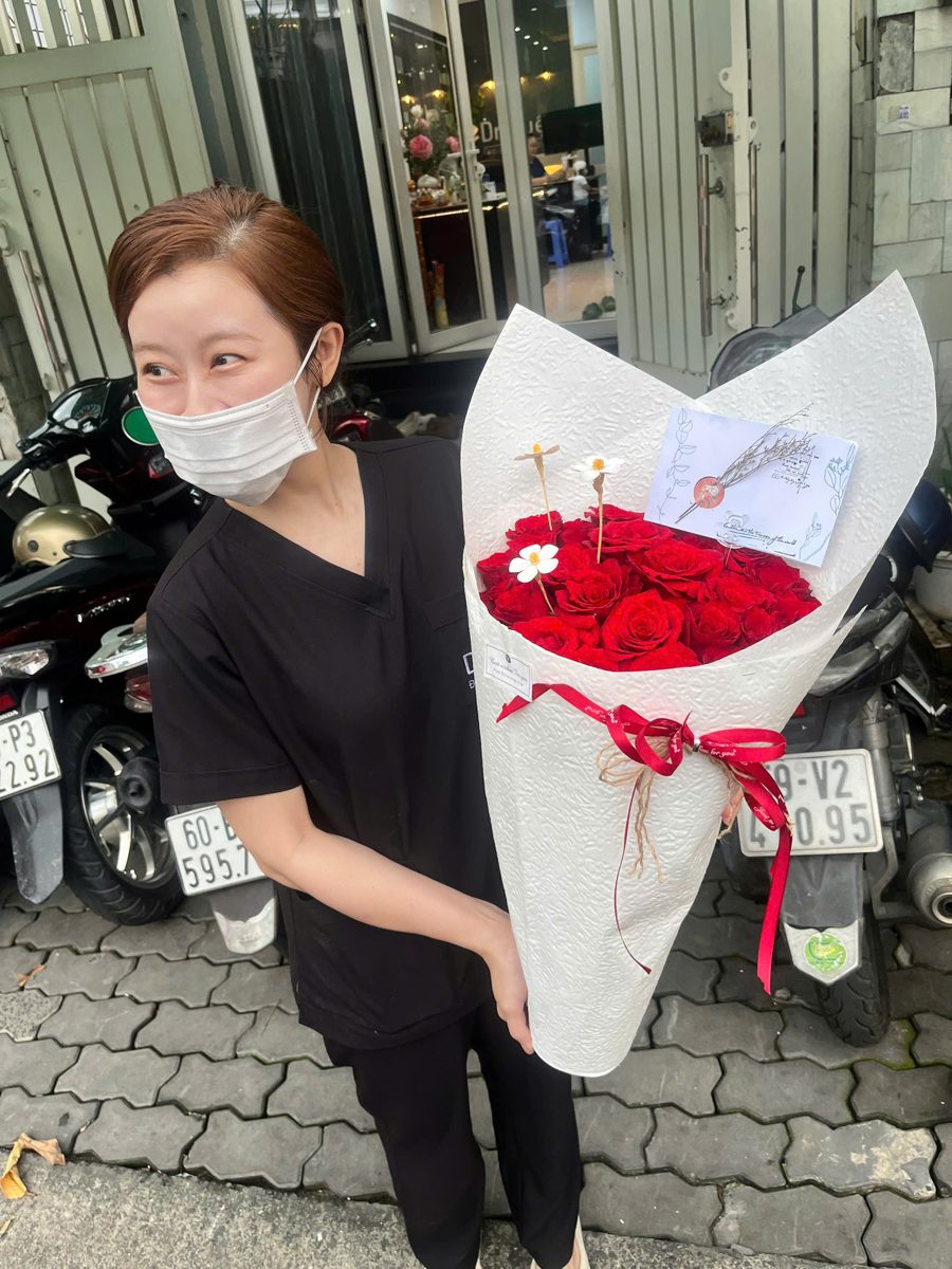 Bó hoa ốc quế đỏ