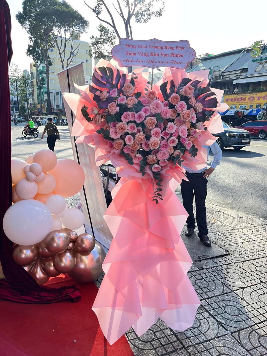 Kệ hoa hồng hình trái tim