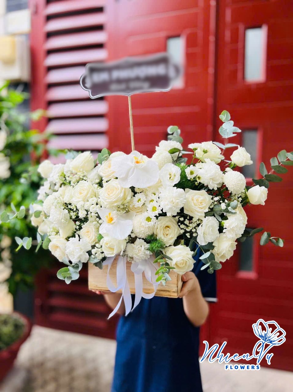 giỏ hoa đám tang sang trọng hcb023 tông trắng