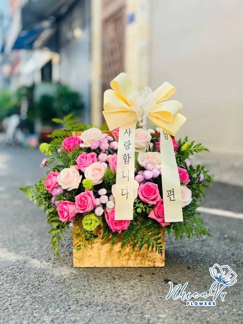 Hoa tươi được kết hợp hài hòa tạo nên tbố cục ấn tượng