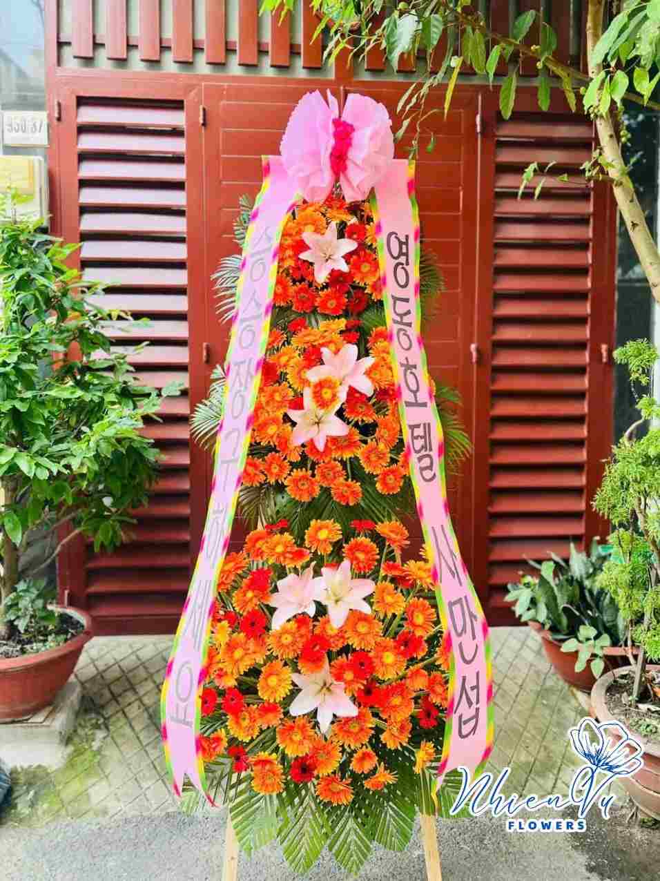 Kệ hoa mang tông màu đỏ - cam rực rỡ