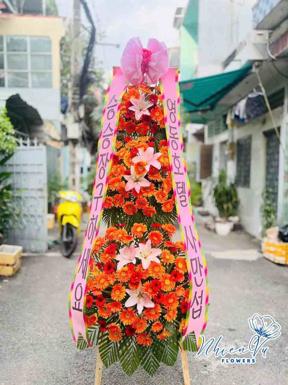 Hoa tươi được phối hợp tạo nên bố cục ấn tượng