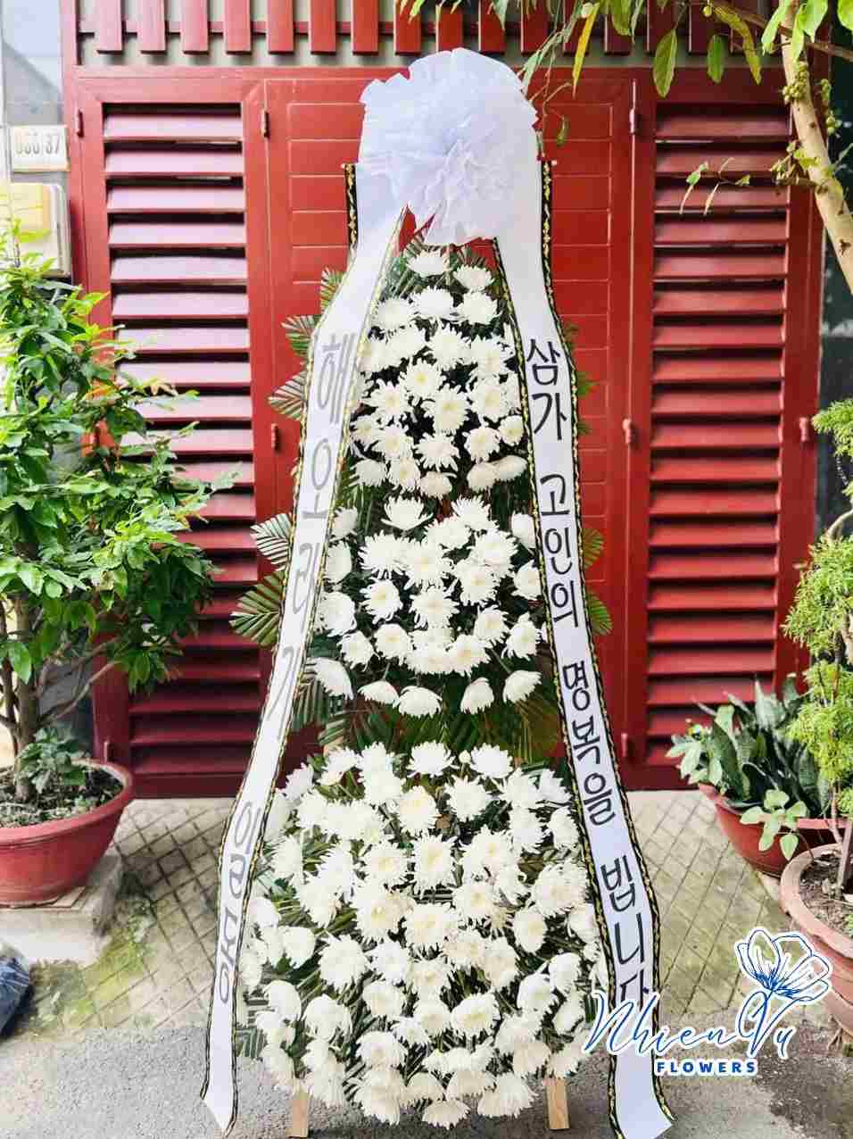 Hoa Nhiên Vũ thiết kế kệ hoa tang lễ trang nhã