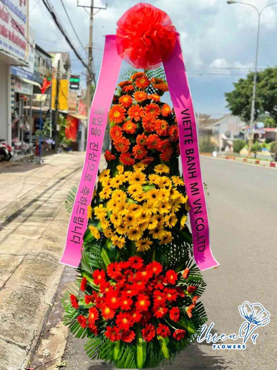 Mẫu hoa tông đỏ vàng dành cho dịp chúc mừng