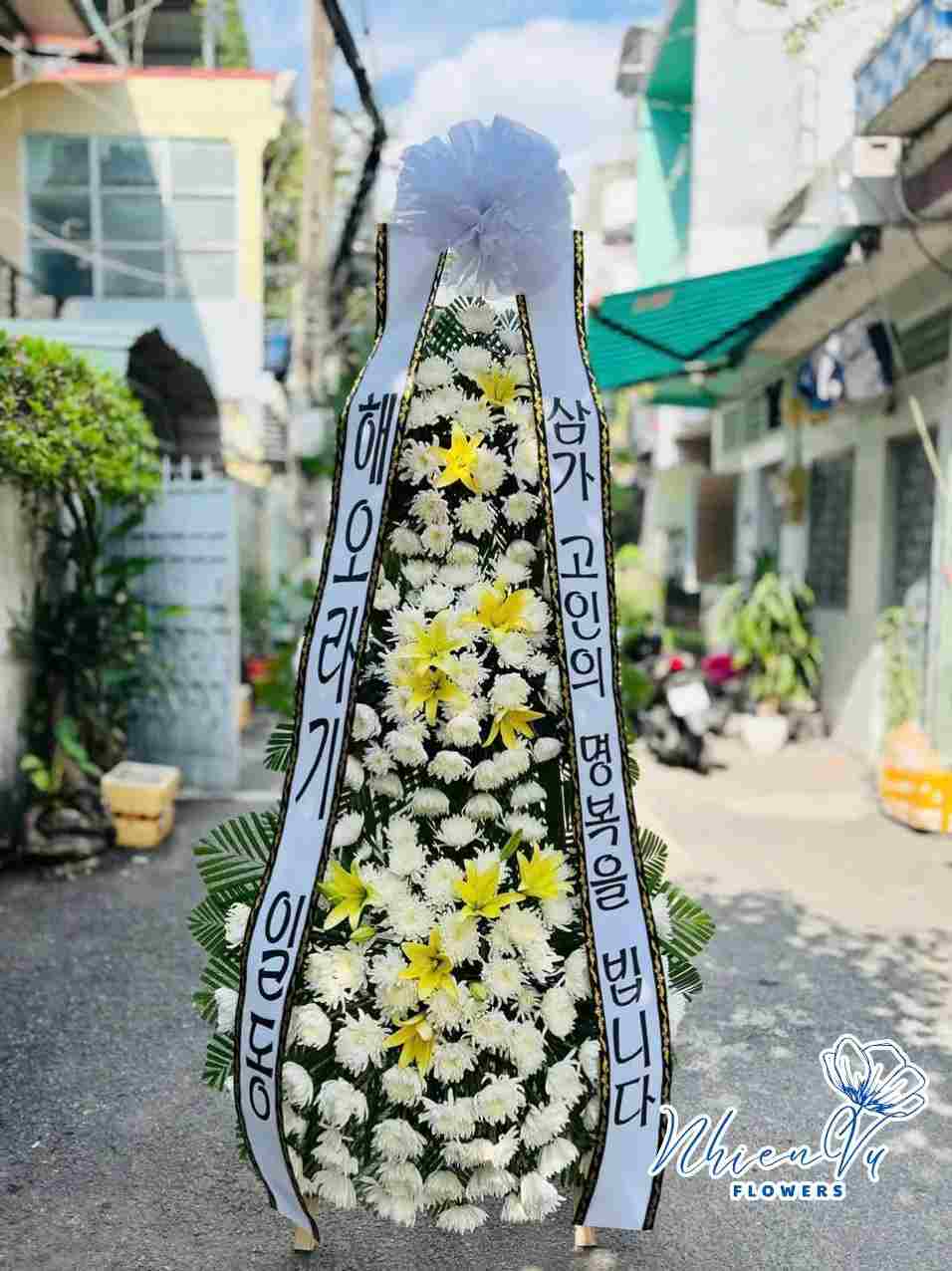 Mẫu hoa viếng tinh tế gửi lời tiễn biệt