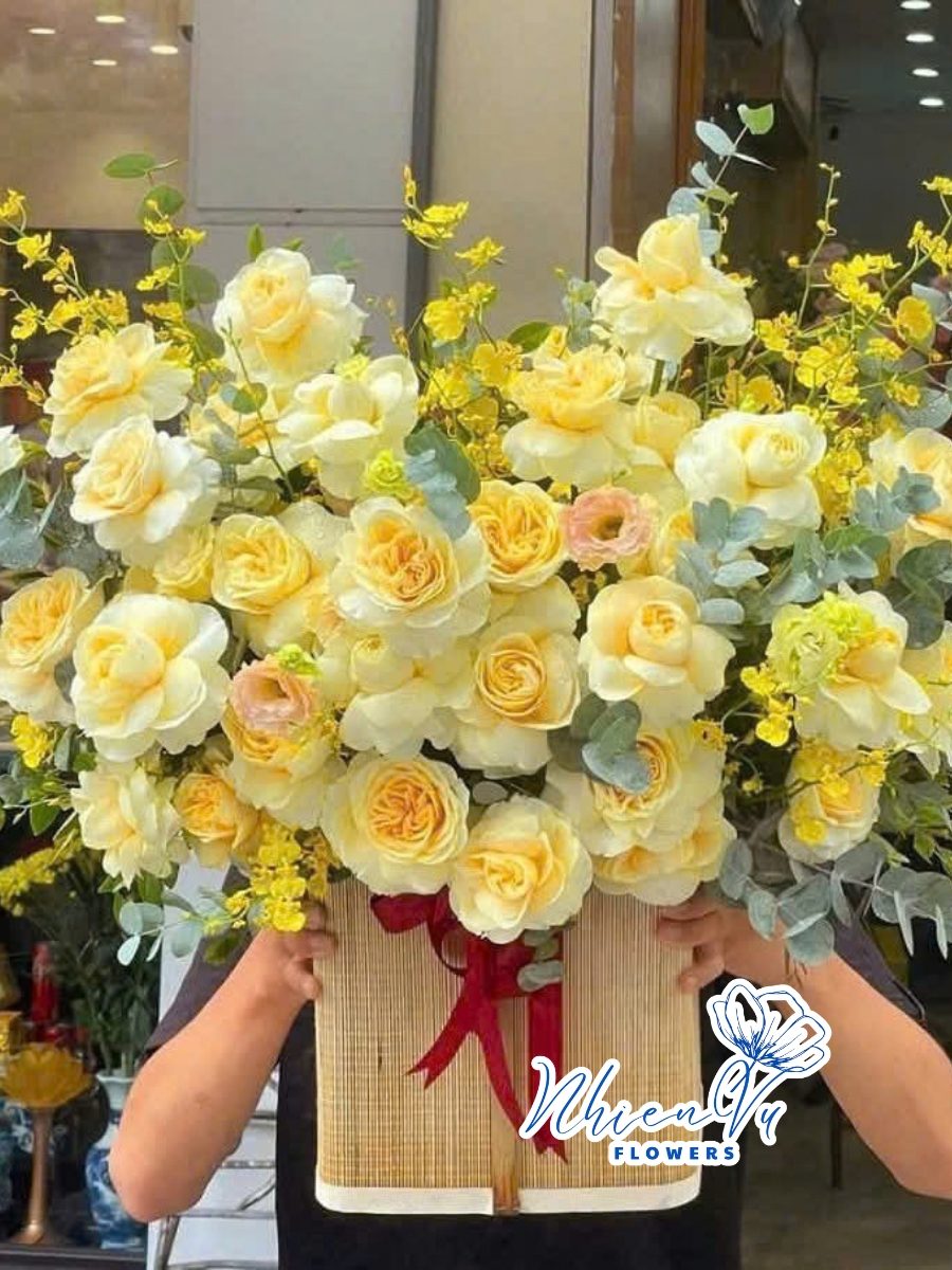 Giỏ hoa chúc mừng tông vàng kem GH094